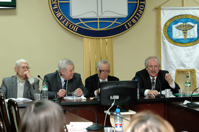 В президії члени програмного комітету: (зліва направо) д.ф.-м.н., проф. Литвин О.М.; д.т.н., проф. Куценко О.С.; д.ф.-м.н. Донець Г.П.; д.ф.-м.н., проф. Ємець О.О.